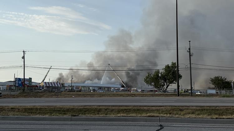 2 injured following fire at flea market in East Austin