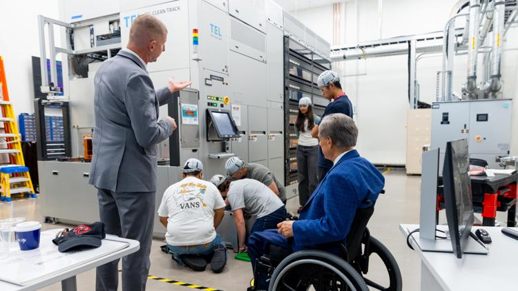 Gov. Abbott touts Texas' growing semiconductor industry after touring Austin facility