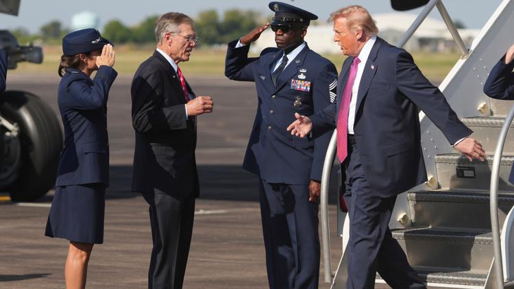 Trump attends Houston fundraiser before honoring Artemis II crew